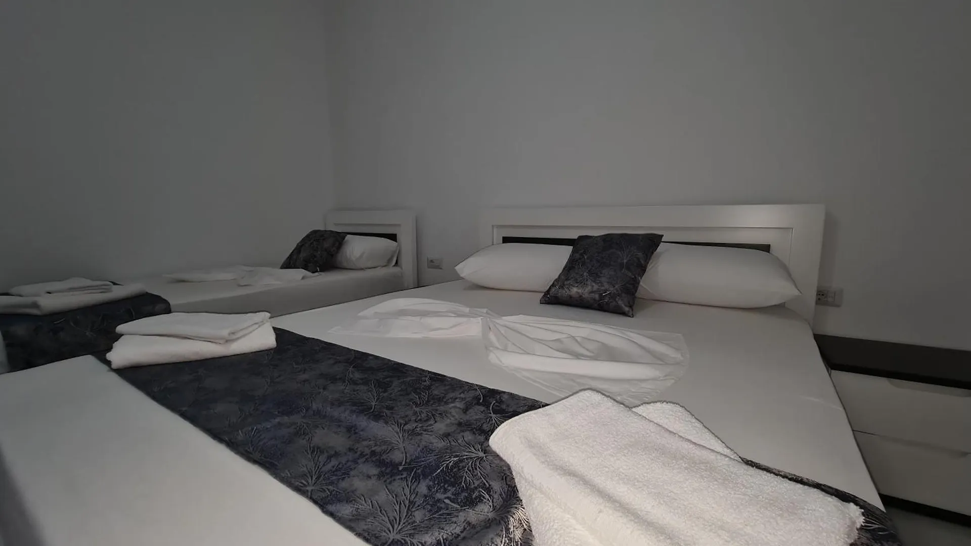 Irdi Aparthotel Εξαμίλιο 0*,