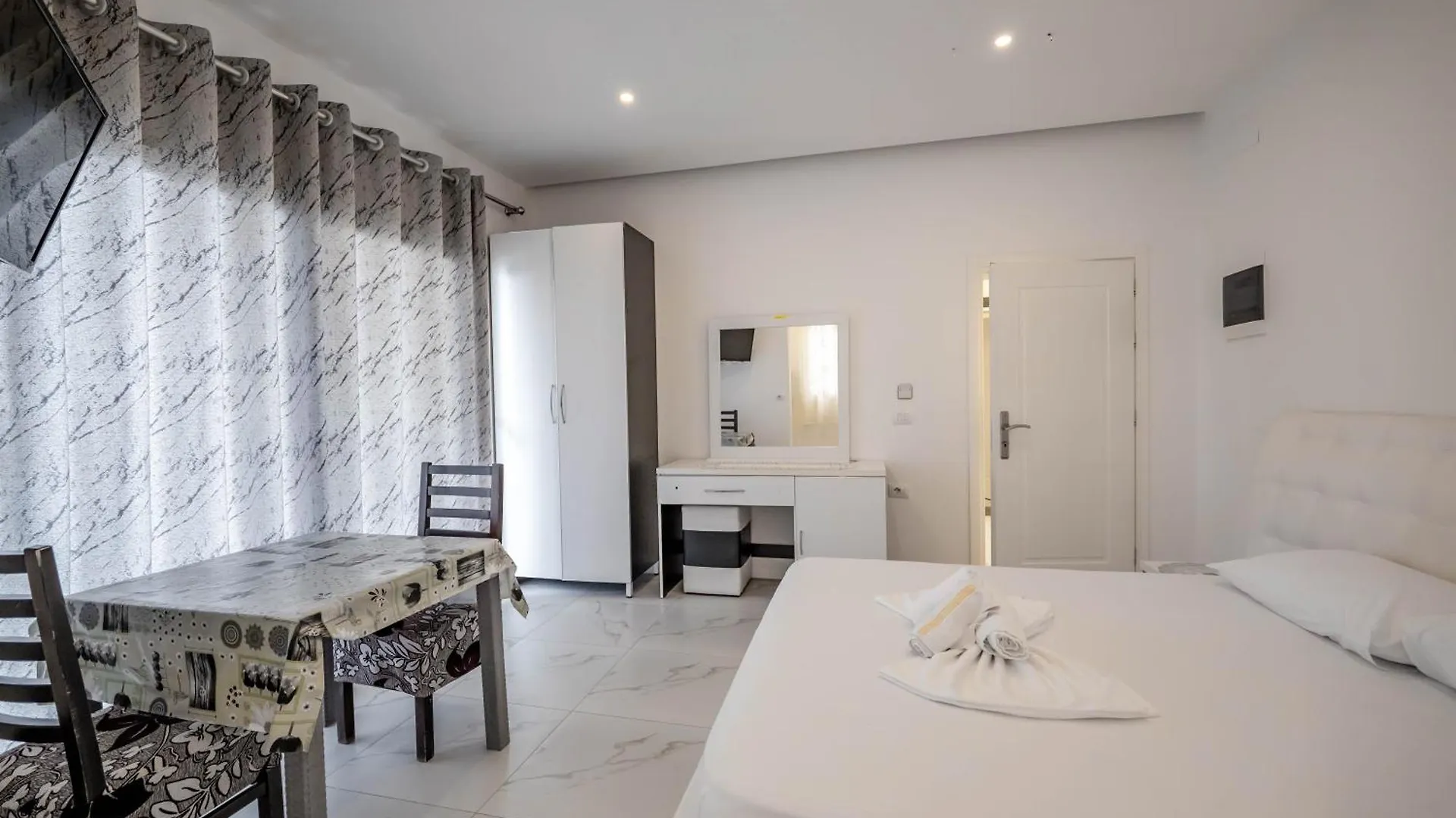 Irdi Aparthotel Εξαμίλιο